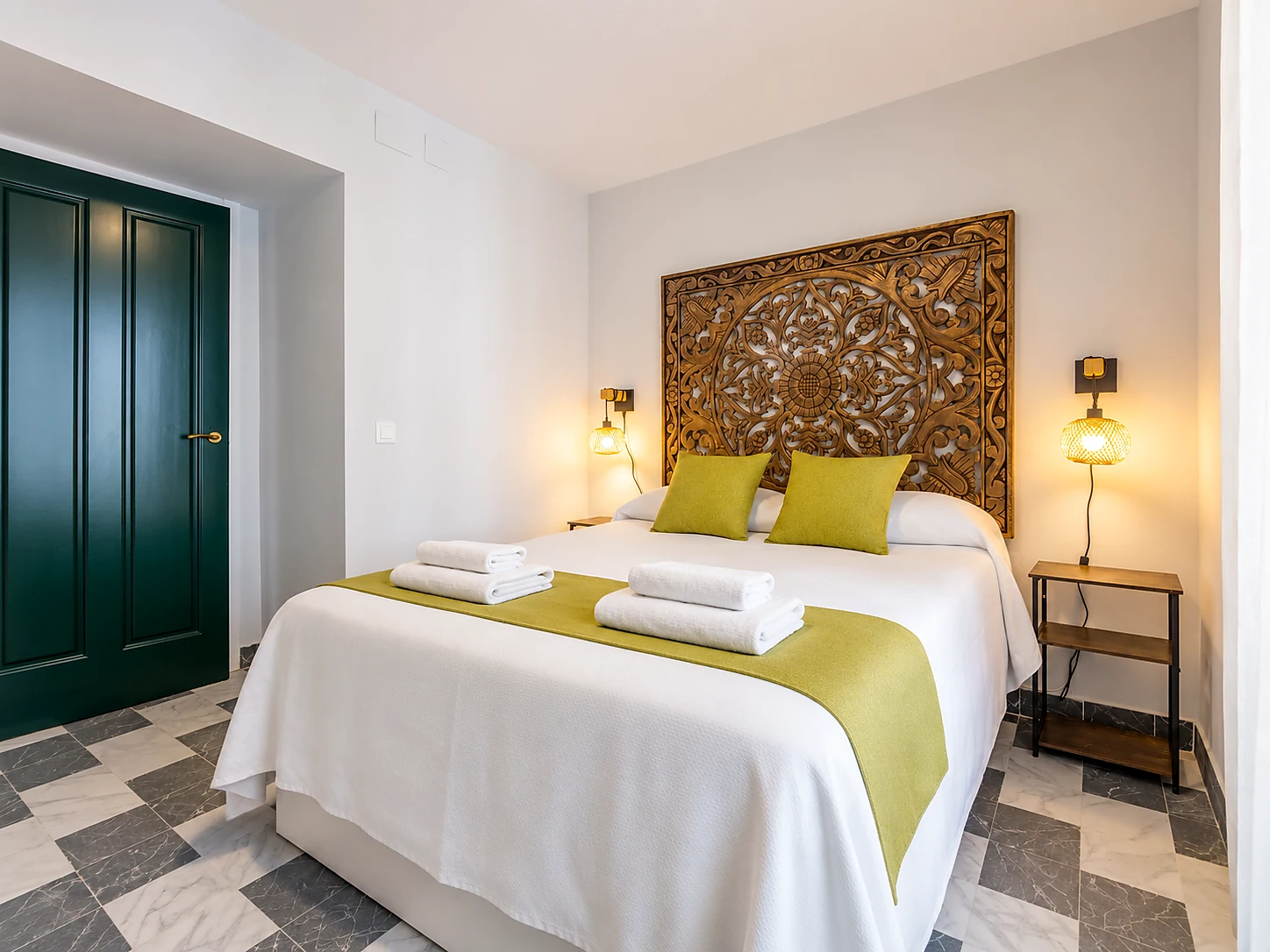 Dormitorio de Ilahi con camas individuales