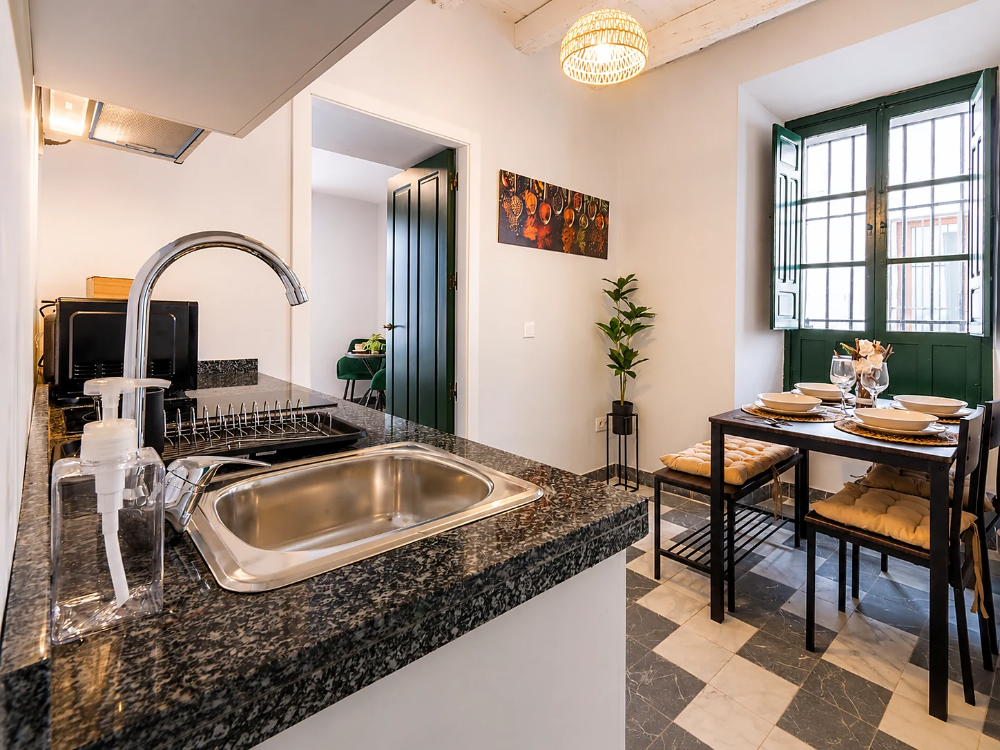 Cocina completa del apartamento Ilahi