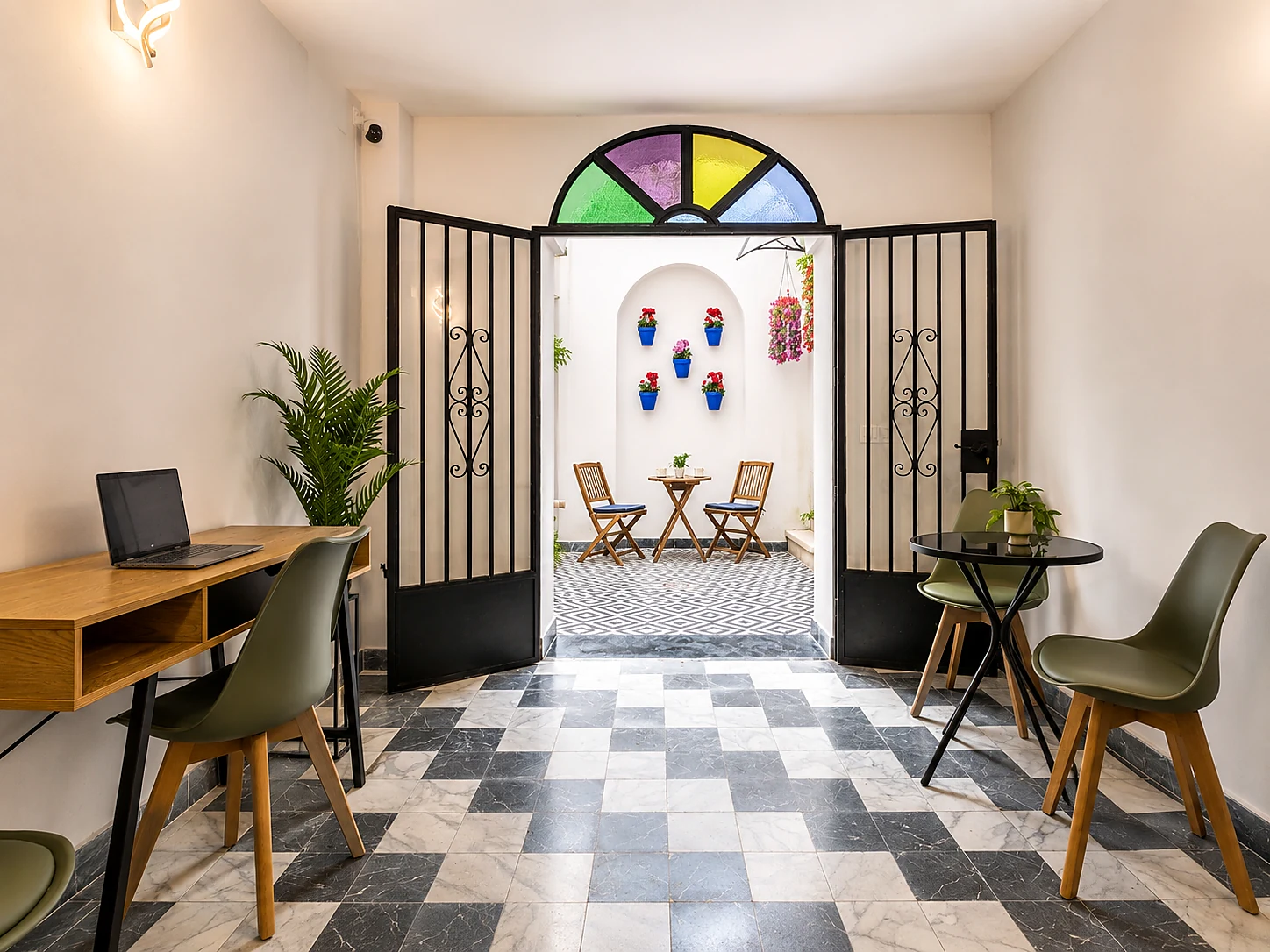 Zona de descanso común en Alquivir Suites